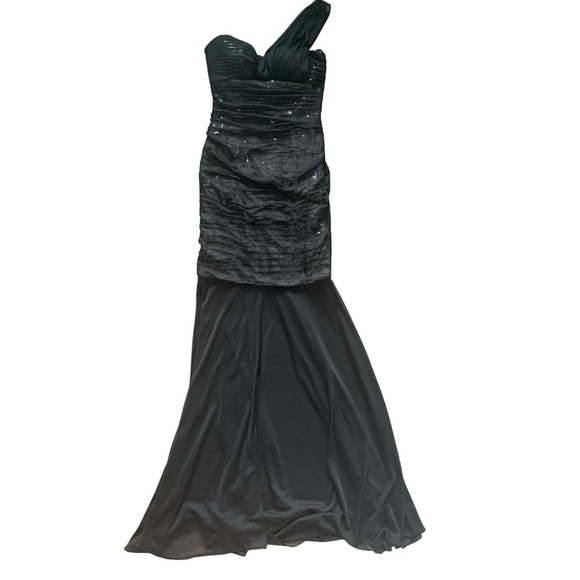 Hailey Logan by Adrianna Papell Black One Shoulder Gown 3/4 - Picture 1 of 8
